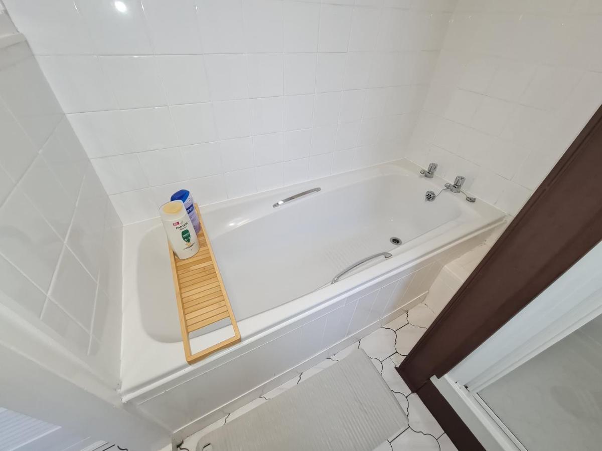 Large 3 Bed Flat, Free Parking Apartamento Newcastle Upon Tyne Exterior foto